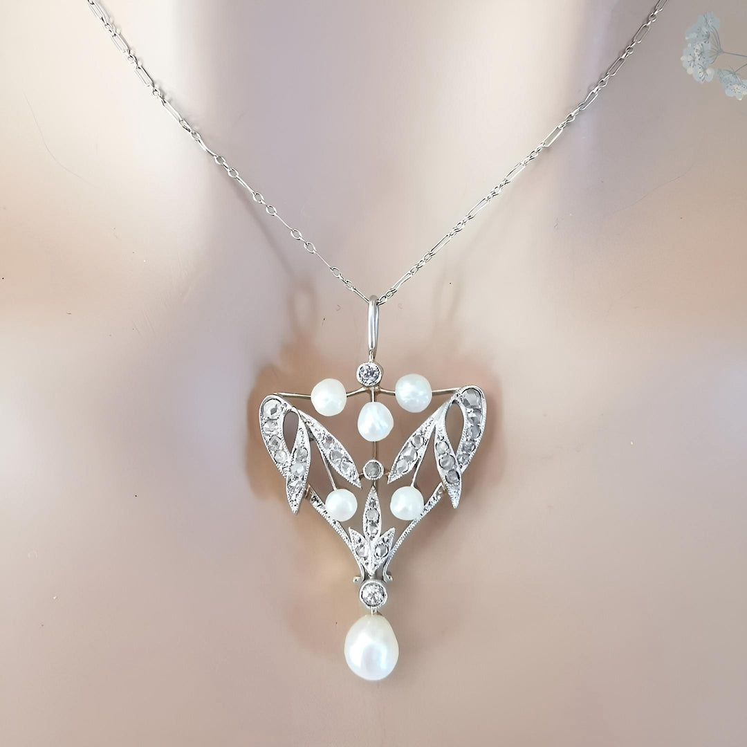Collier Art Nouveau perles fines porté — pendentif végétal or 18K