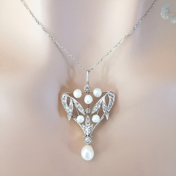 Collier Art Nouveau perles fines porté — pendentif végétal or 18K