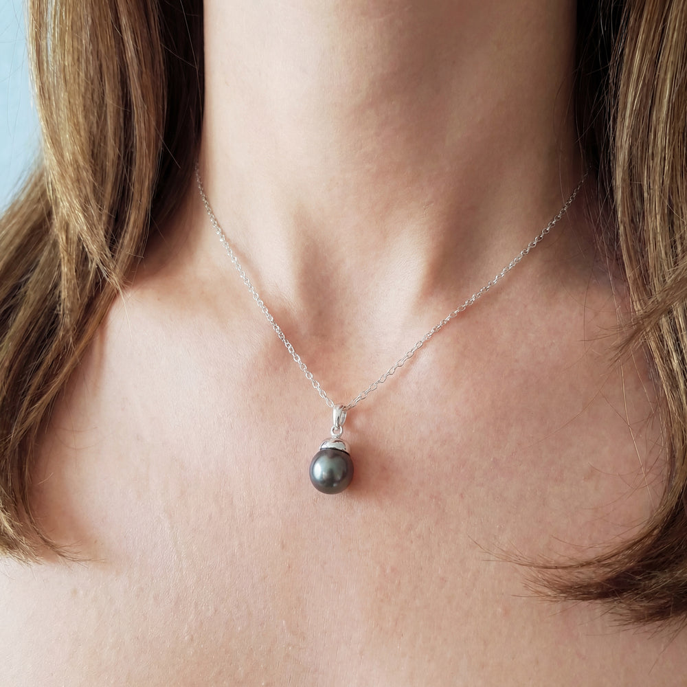 vue photo portée collier maille jaseron perle de Tahiti or blanc 18 carats