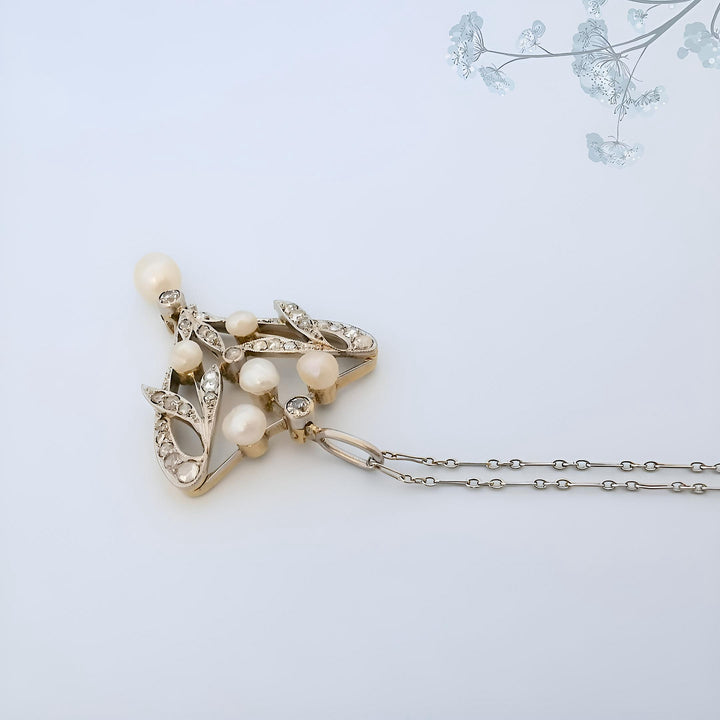 Collier et pendentif Art Nouveau or gris 18 carats — détail motif végétal