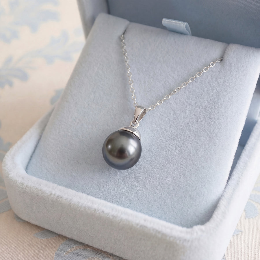 photo en écrin collier perle de Tahiti grise or blanc 18K