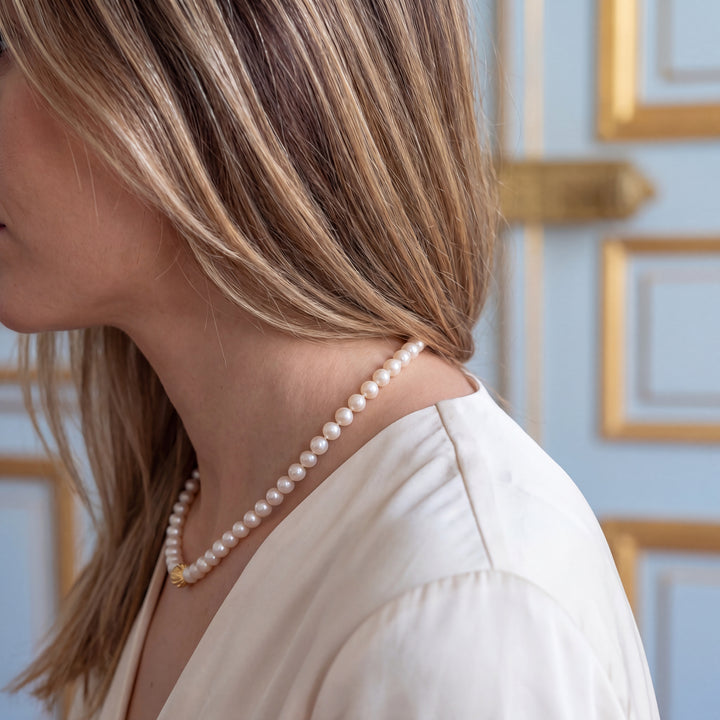vue de profil sur une femme collier perles de culture femme or jaune 18 carats