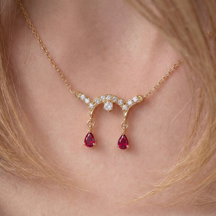 vue porter collier rubis diamants or jaune 18K