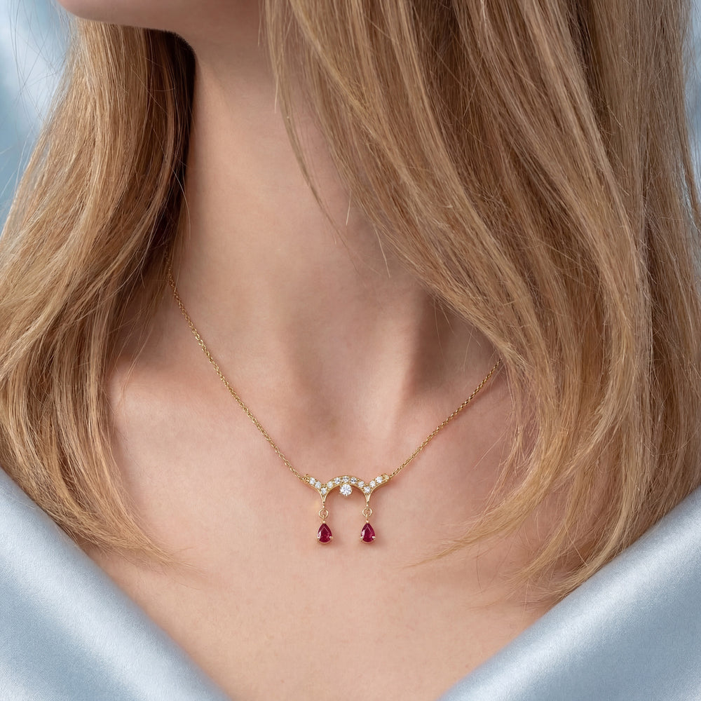 vue sur femme collier rubis diamants or jaune 18 carats