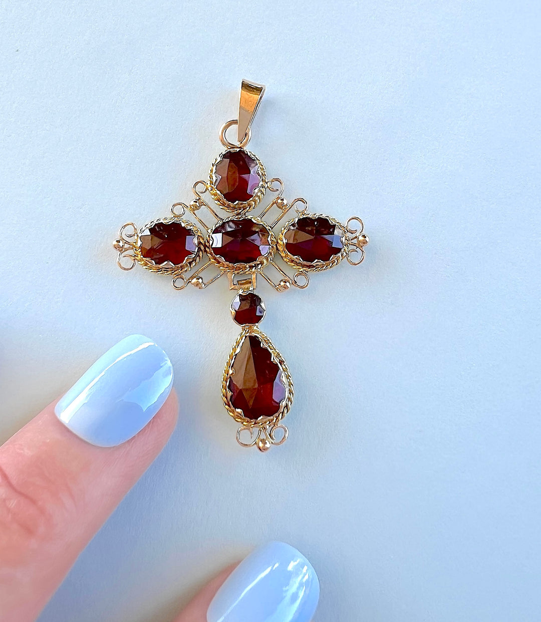 Croix fleurie sertie de grenats en or jaune, détail du sertissage sur paillon