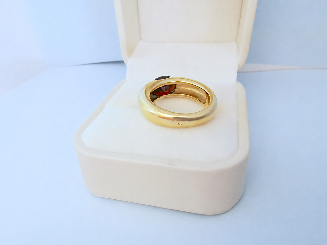 Grenat bague jonc or jaune 18K seconde main en écrin sur fond bleu