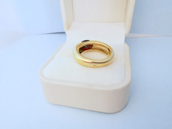 Grenat bague jonc or jaune 18K seconde main en écrin sur fond bleu