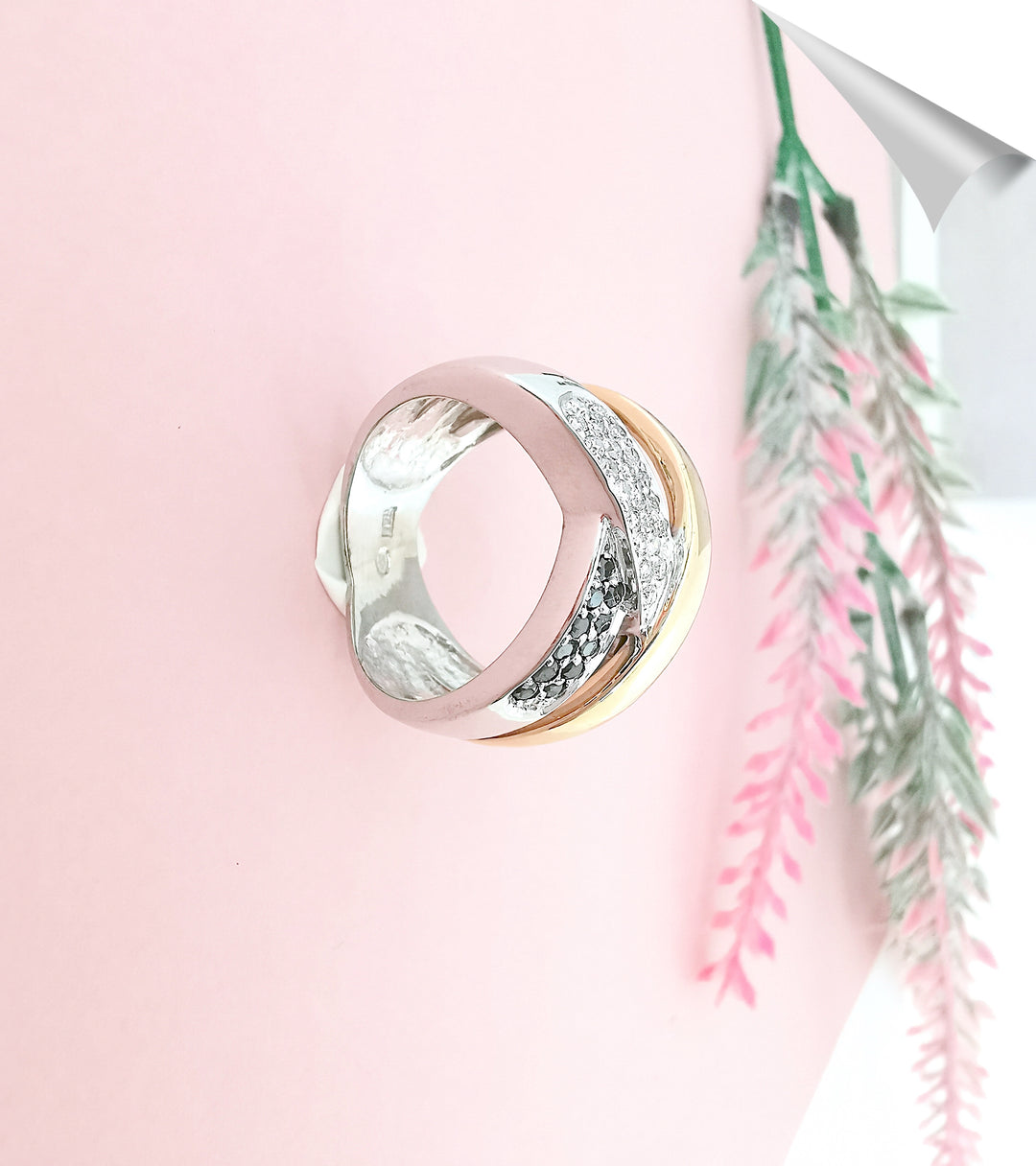 photo de la monture joaillerie circulaire bague diamants blancs et diamants noirs or 18 carats