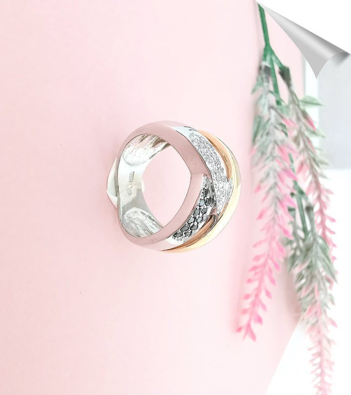 photo de la monture joaillerie circulaire bague diamants blancs et diamants noirs or 18 carats
