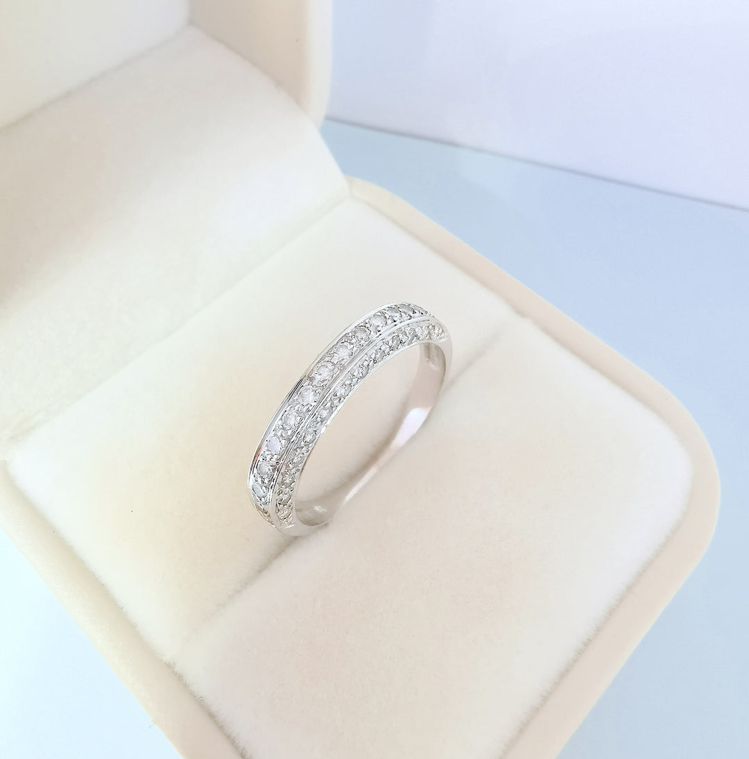 vue en macro joaillerie circulaire bague jonc diamants or blanc 18 carats