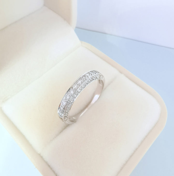 vue en macro joaillerie circulaire bague jonc diamants or blanc 18 carats