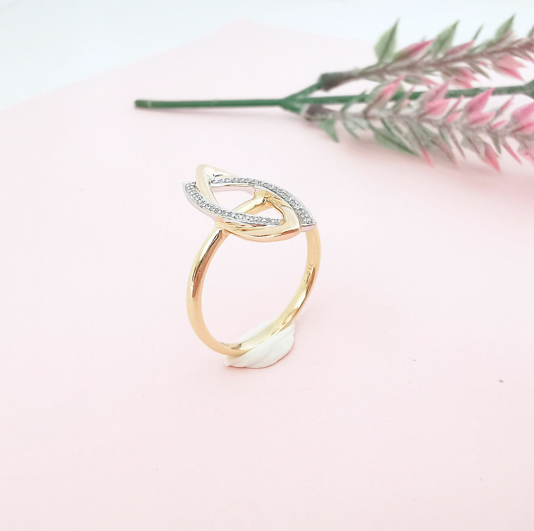 photo détaillée joaillerie circulaire bague moderne en diamants or 18K