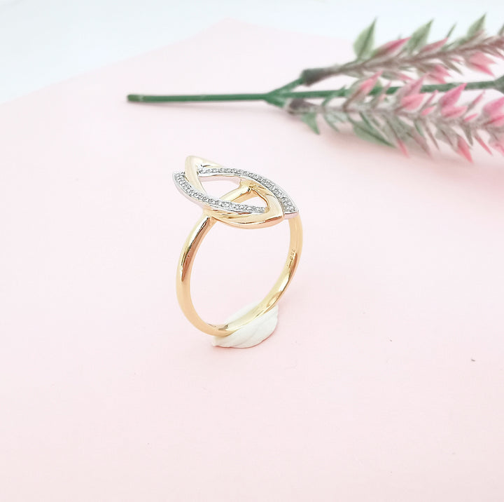 photo détaillée joaillerie circulaire bague moderne en diamants or 18K