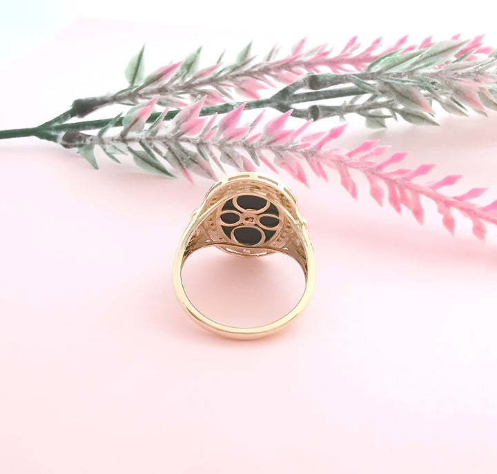 photo de l'intérieur joaillerie circulaire pour homme tete de Gorgone sur Onyx Or Jaune 18 K