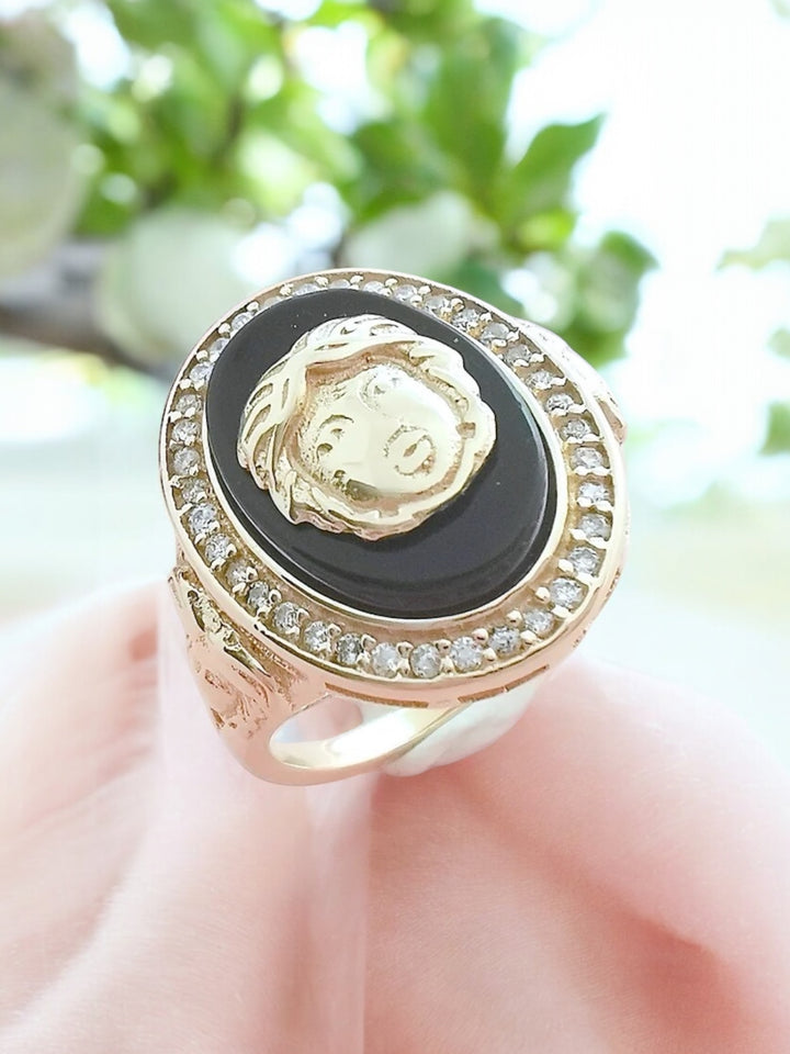 photo détaillée joaillerie de luxe bague de seconde main valordiams tete de Gorgone sur Onyx Or Jaune 18 K