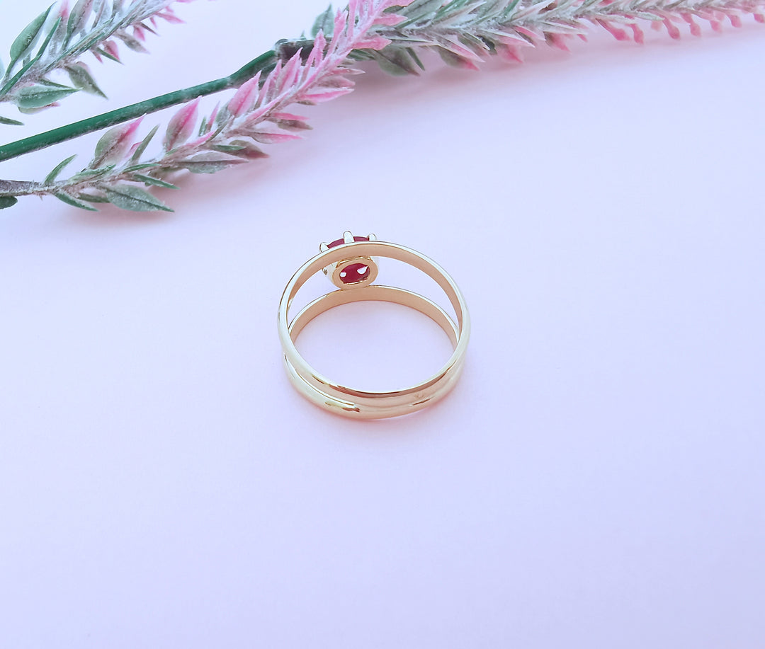 photo de l'intérieur joaillerie de luxe bague rubis or jaune