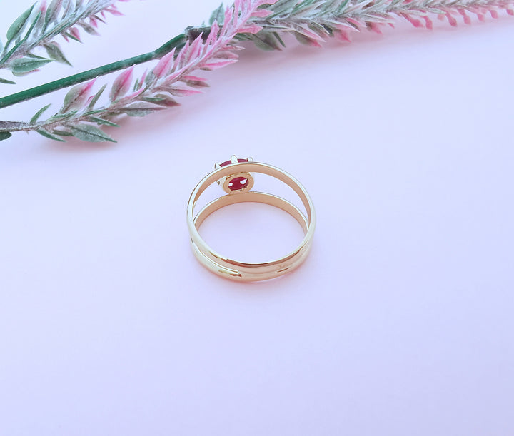 photo de l'intérieur joaillerie de luxe bague rubis or jaune