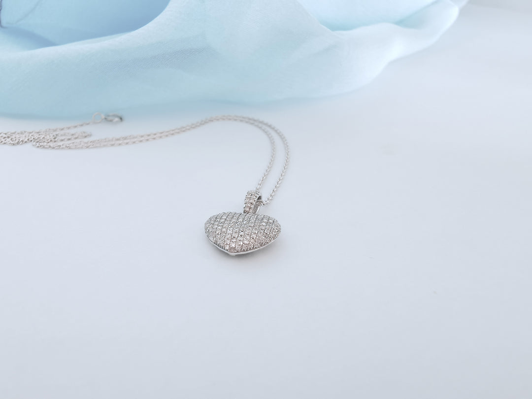 photo du bombé joaillerie de luxe pour femme collier or gris diamants