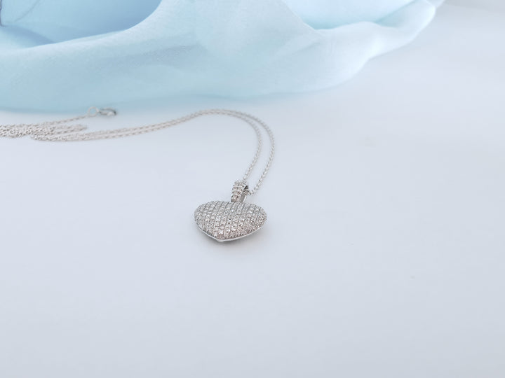 photo du bombé joaillerie de luxe pour femme collier or gris diamants