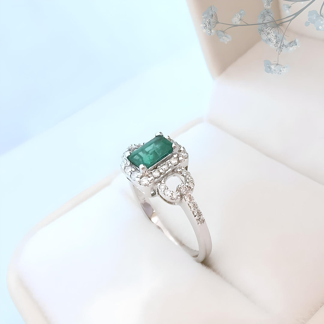 vue de l'émeraude joaillerie de seconde main bague maty émeraude diamants or blanc 18 carats