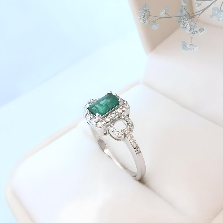vue de l'émeraude joaillerie de seconde main bague maty émeraude diamants or blanc 18 carats