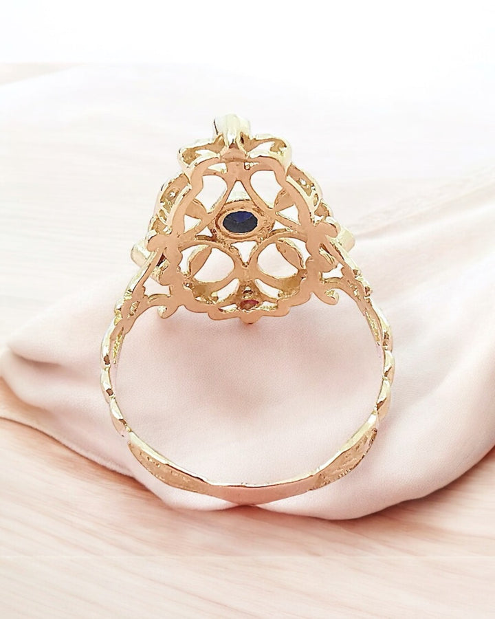 photo de l'intérieur joaillerie francaise bague ajourée rubis diamants saphirs or 18K