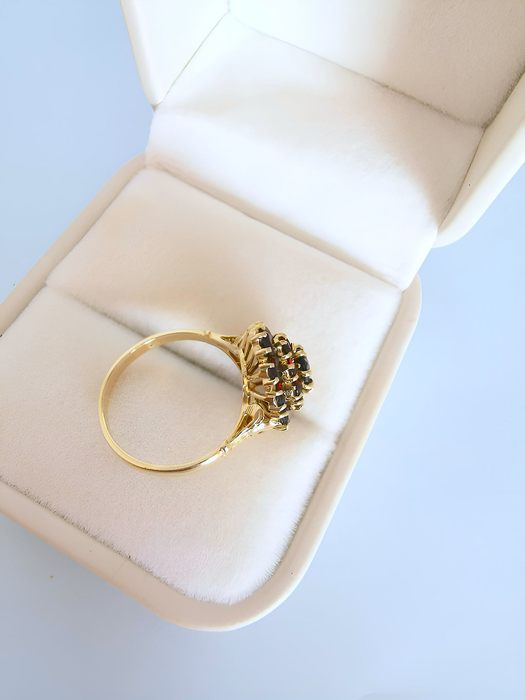 photo des griffes joaillerie française bague marquise en grenats or jaune 18K