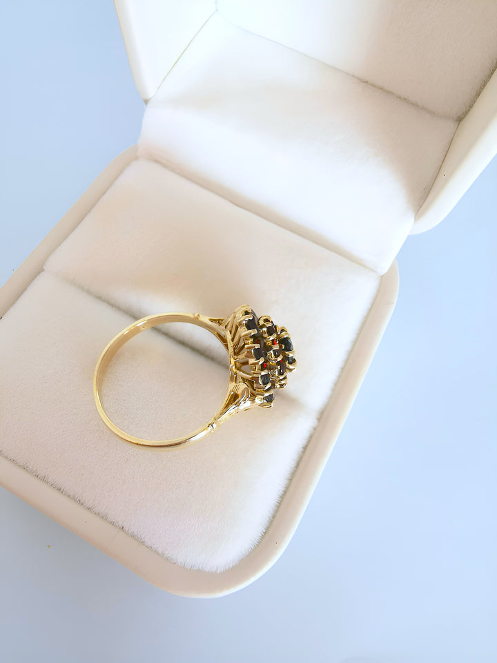 photo des griffes joaillerie française bague marquise en grenats or jaune 18K