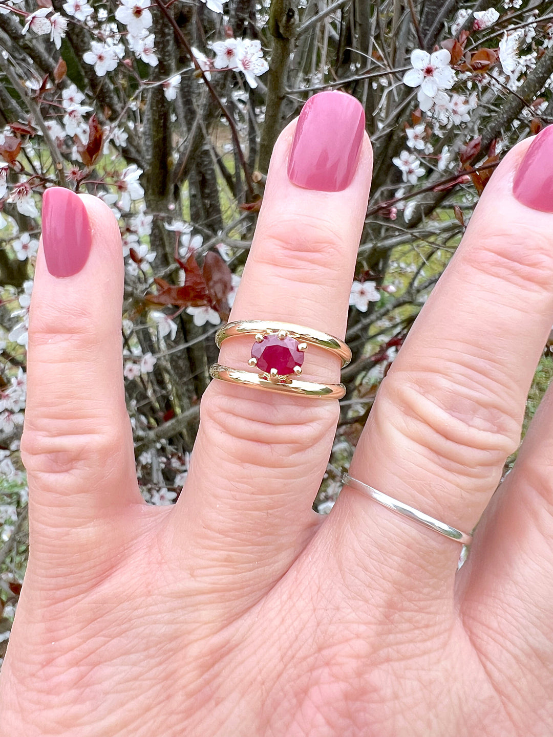 photo sur main joaillerie francaise bague rubis or jaune 18K