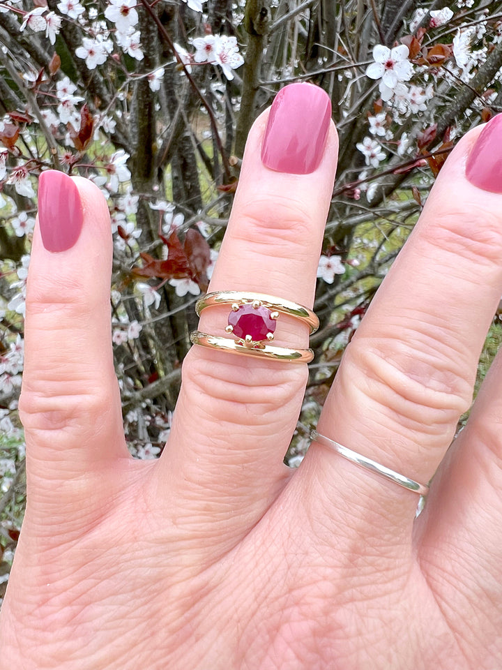 photo sur main joaillerie francaise bague rubis or jaune 18K