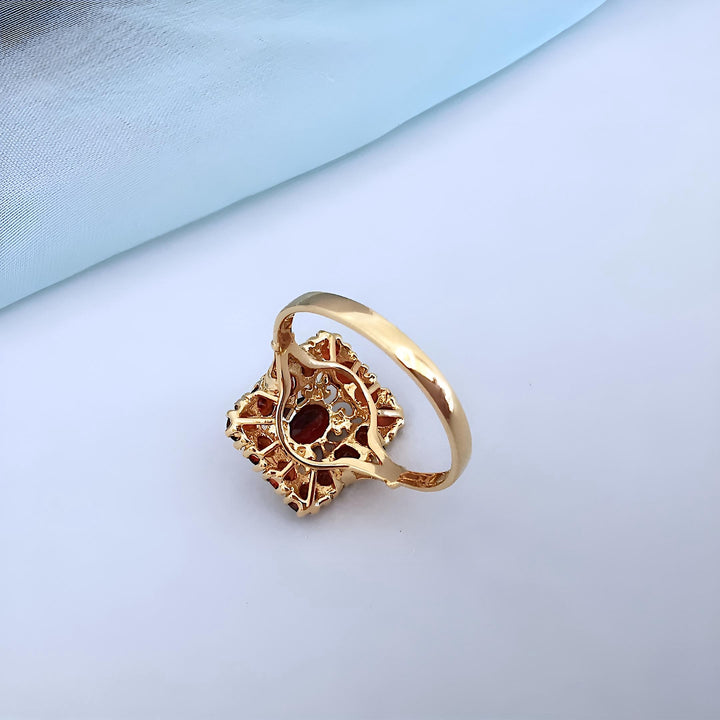 photo intérieur joaillerie francaise  bague  grenats or 18 carats