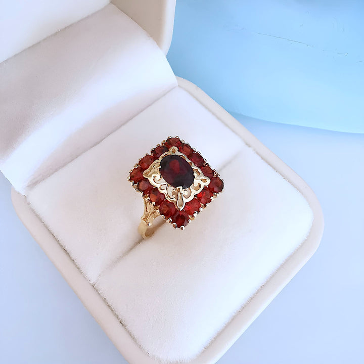 photo dans un écrin joaillerie circulaire Bague grenats Or jaune 18 carats