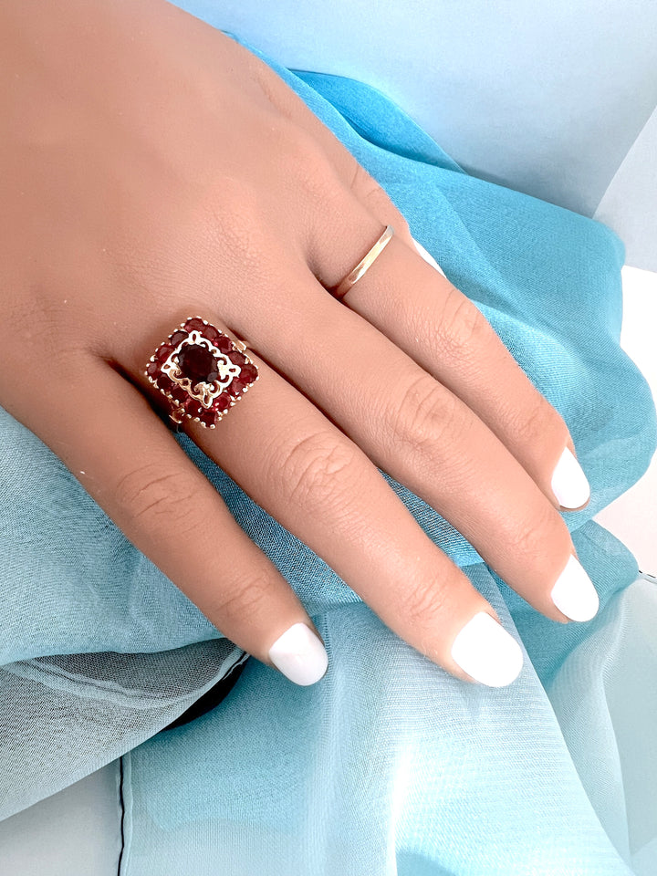 photo main joaillerie de seconde main Bague grenats Or jaune 18K 