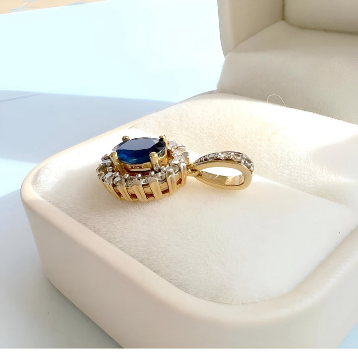vue détaillée sur le côté joaillerie pendentif diamants et saphir d'occasion or 18K