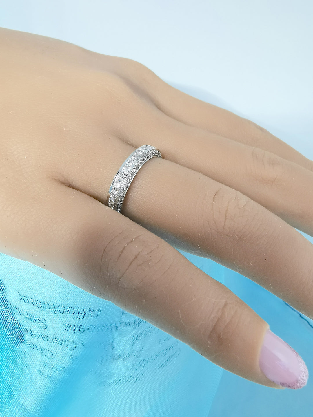 vue sur belle main joaillerie pour femme Bague jonc pavée de diamants Or blanc 18K 