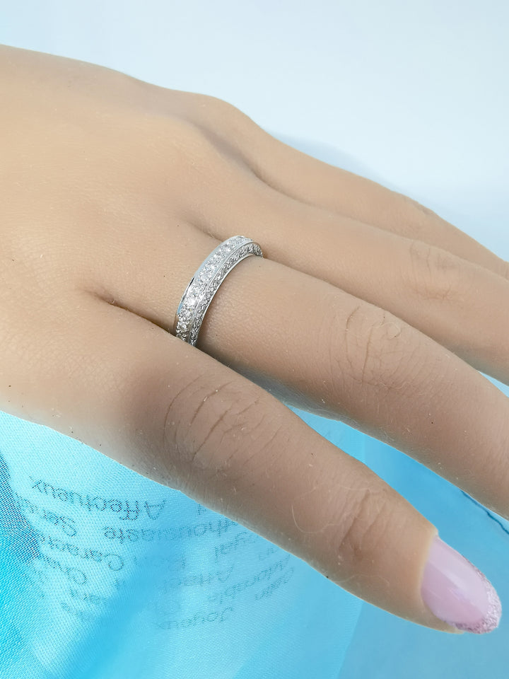 vue sur belle main joaillerie pour femme Bague jonc pavée de diamants Or blanc 18K 