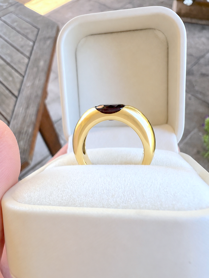 Jonc grenat or jaune 18K bijou femme en écrin macro