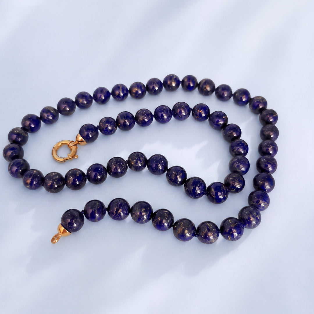 Collier en perles de lapis-lazuli bleu et fermoir en or jaune 18 carats, bijou neuf présenté en entier