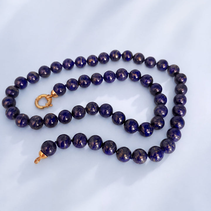 Collier en perles de lapis-lazuli bleu et fermoir en or jaune 18 carats, bijou neuf présenté en entier