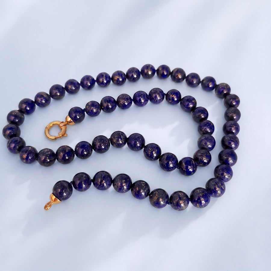 Collier en perles de lapis-lazuli bleu et fermoir en or jaune 18 carats, bijou neuf présenté en entier