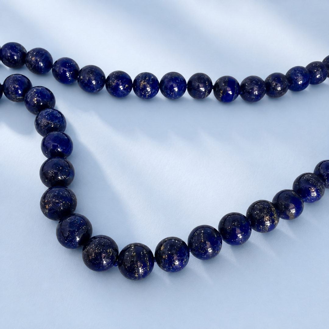 Détail des perles rondes en lapis-lazuli naturel, collier en or jaune 18 carats, bijou neuf