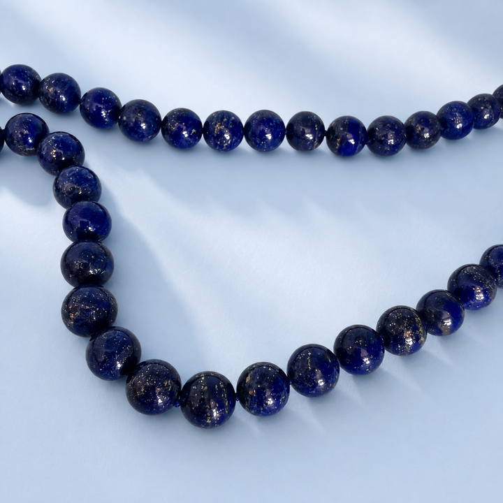 Détail des perles rondes en lapis-lazuli naturel, collier en or jaune 18 carats, bijou neuf