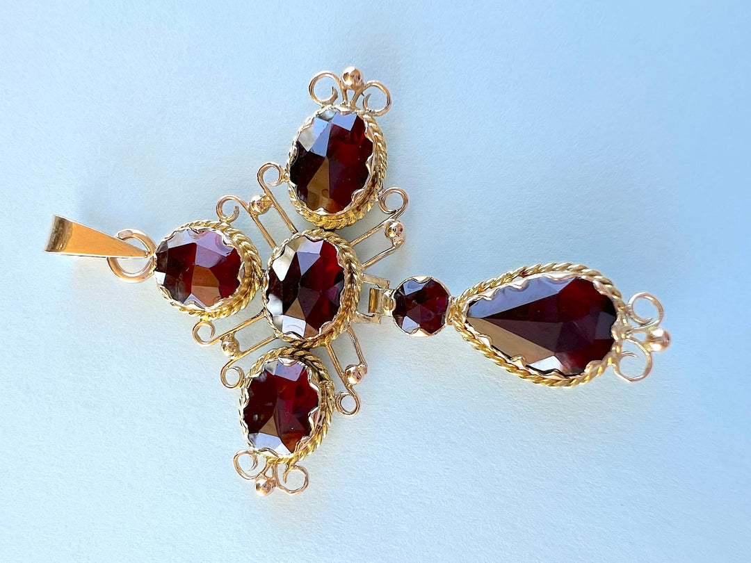 Pendentif croix ancienne en or 18K, vue rapprochée