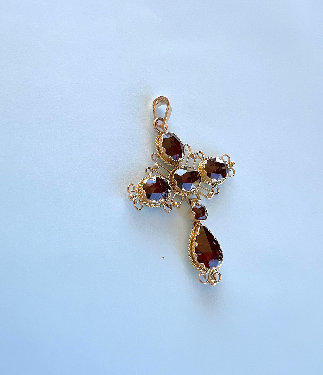 Pendentif croix grenats en or 18 carats, gros plan sur les pierres