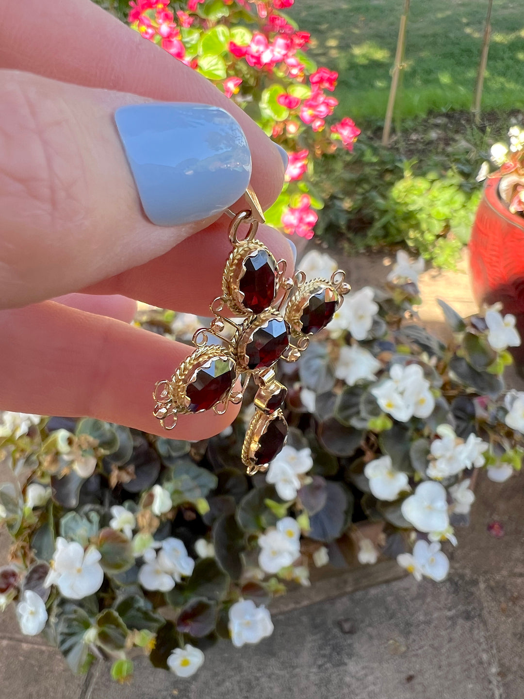 Pendentif grenats en or 18K porté par une femme