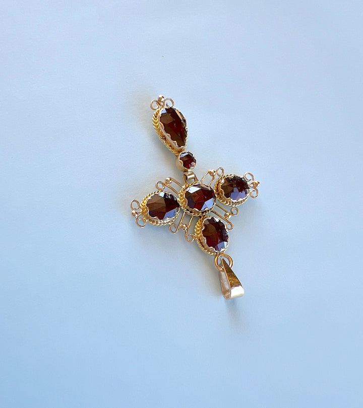 Pendentif grenats en or jaune, bijou de luxe