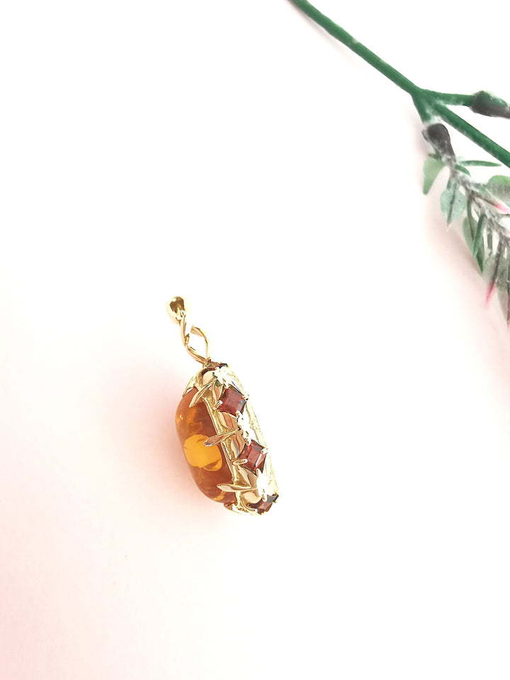 profil pendentif ambre maty or 18 carats seconde main