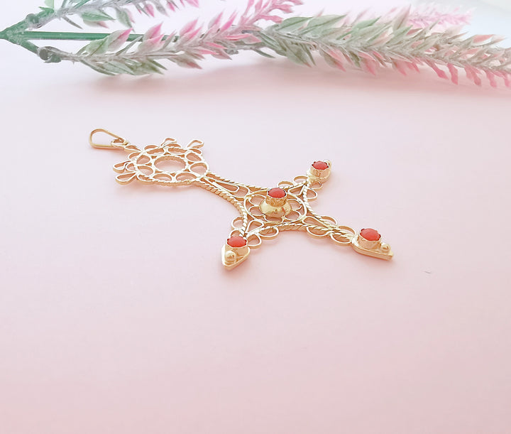 Pendentif croix de sud corail en cabochon or 18K détails de la monture ajourée