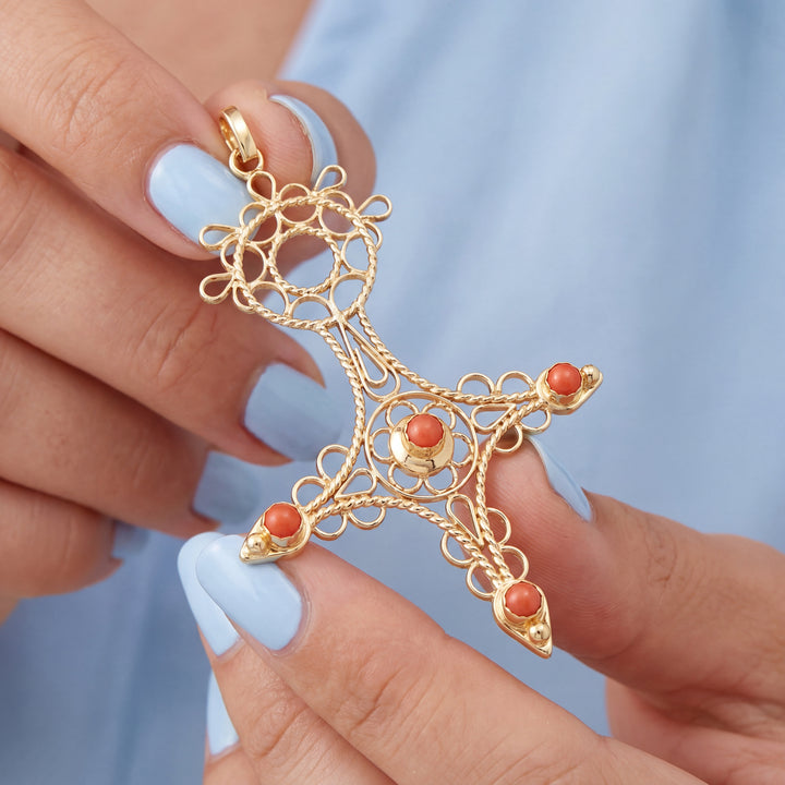 pendentif croix du sud vintage corail or jaune 18K vue détaillée en macro