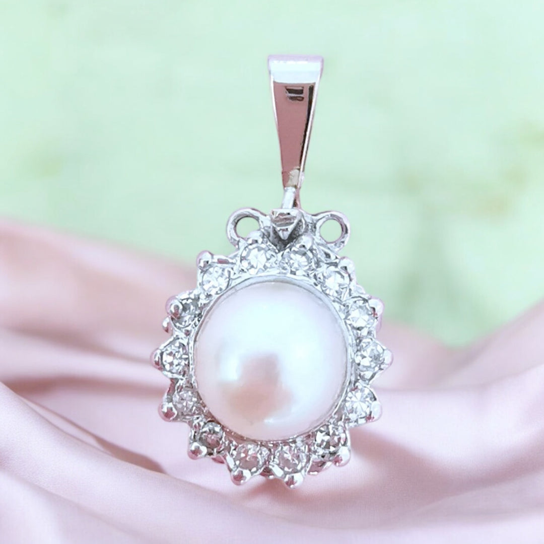 photo droite pendentif femme de seconde main perle de culture diamants or blanc 18 carats